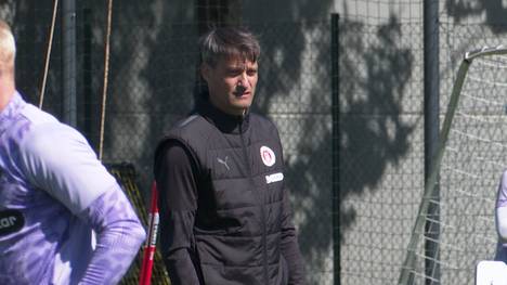 Beim FC. St Pauli herrscht eine angespannte Situation vor dem Saisonfinale. Das sportliche Abschneiden entscheidet über die Zukunft mehrerer Leistungsträger im Kader. Nikola Vasilj wäre bei einem Abstieg im Sommer vereinslos.