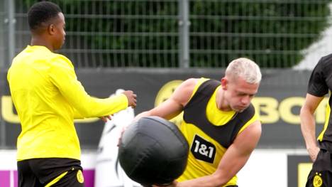 Der BVB bricht morgen ins Trainingslager nach Asien auf, wo sie nach Thailand und Japan reisen werden. Beim Abschlusstraining in Dortmund nimmt Neu-Trainer Nuri Sahin seine Spieler nochmal hart ran und lässt sie unter anderem mit Medizinbällen trainieren.