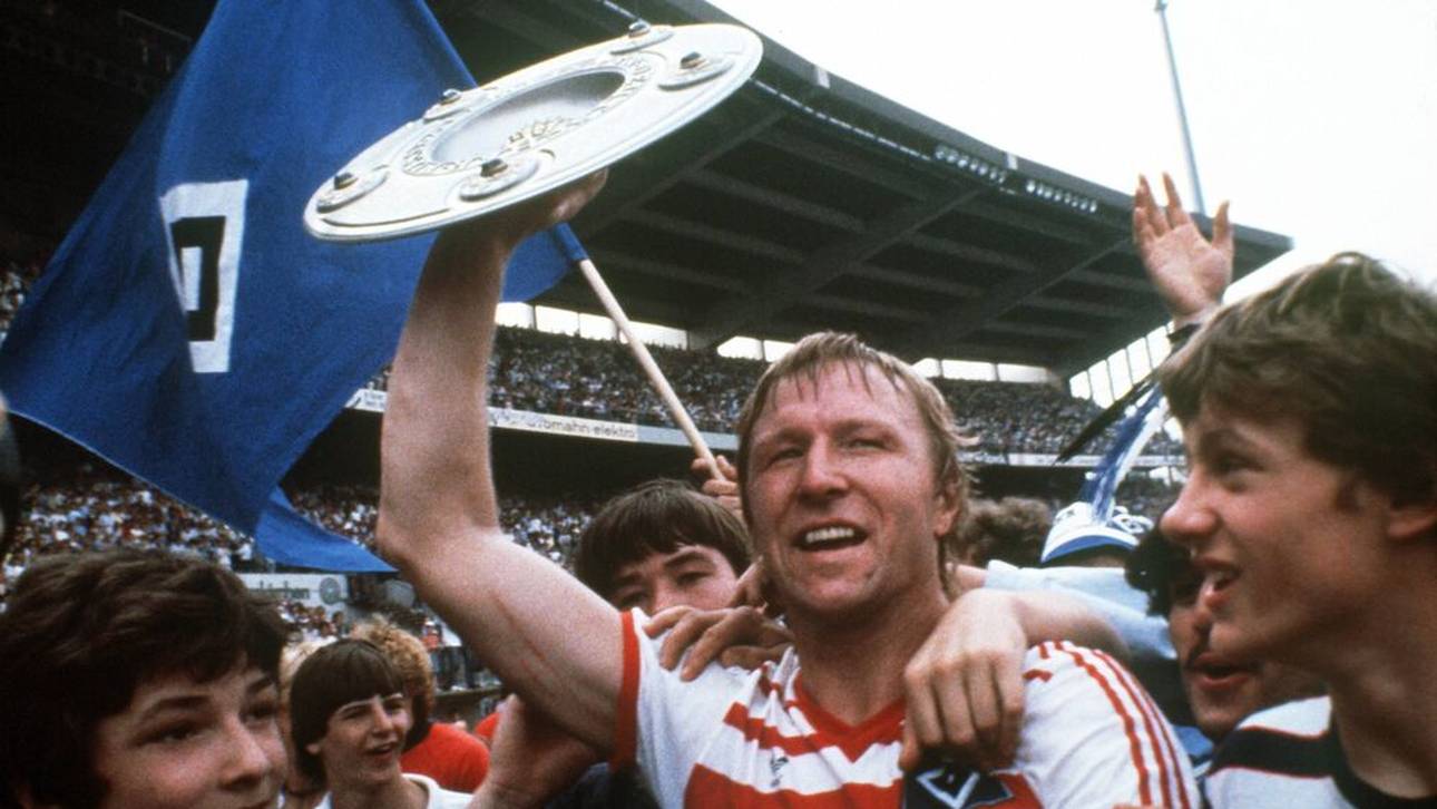 Horst Hrubesch feiert mit den Fans die Meisterschaft
