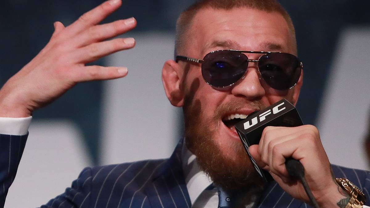 Tatsächlich behauptete ein Sicherheitsmitarbeiter, von McGregor getroffen worden zu sein und reichte Klage ein, der Fall ist noch anhängig. Unabhängig davon wurde McGregor auch für diesen Vorfall zu einer Geldstrafe (25.000 Dollar) und Sozialstunden (25) verurteilt