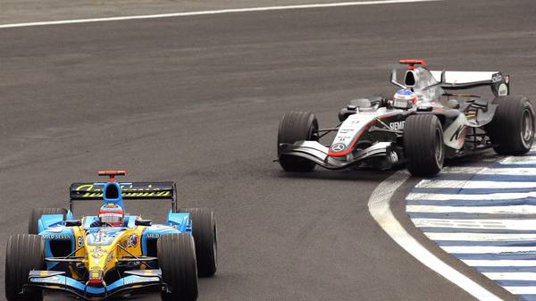 Spanish F1 driver Fernando Alonso (ahead