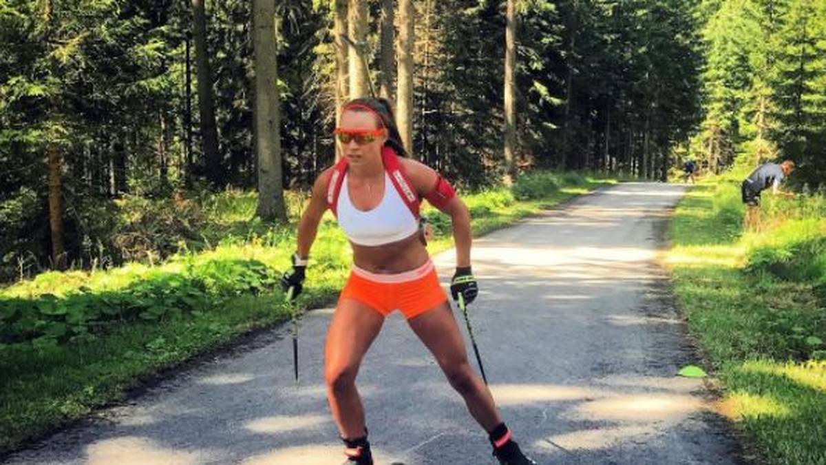 Trainiert wird bei der Italienerin aber auch im Sommer fleißig. Auf Rollern macht die Juniorenweltmeisterin von 2008 mindestens eine genauso gute Figur wie auf den herkömmlichen Skiern