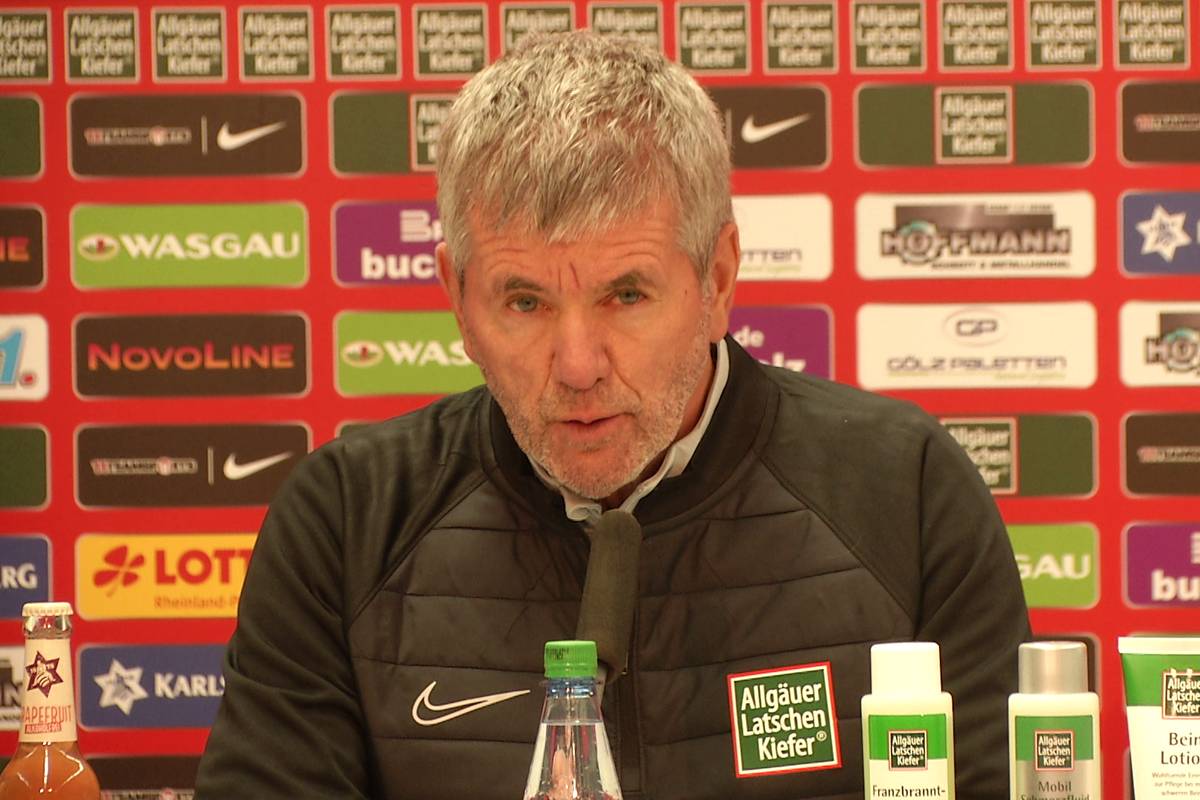 Die Trainervorstellung von Friedhelm Funkel beim 1. FC Köln ähnelt der letztjährigen beim 1. FC Kaiserslautern. Dieses Mal geht es aber um den Aufstieg.