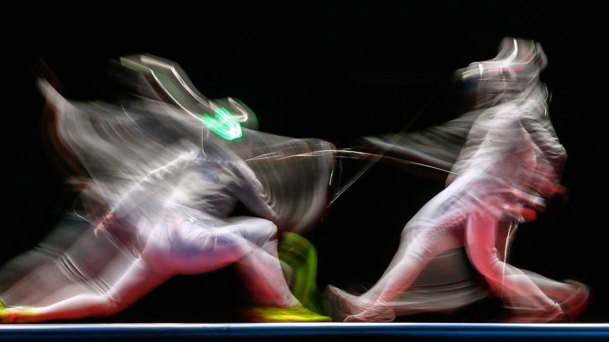 Wie gemalt sehen Russlands Sofya Velikaya (l) und ihre Teamkollegin Yana Egorian beim Fechten aus. Schuld daran ist die lange Belichtungszeit des Fotografen