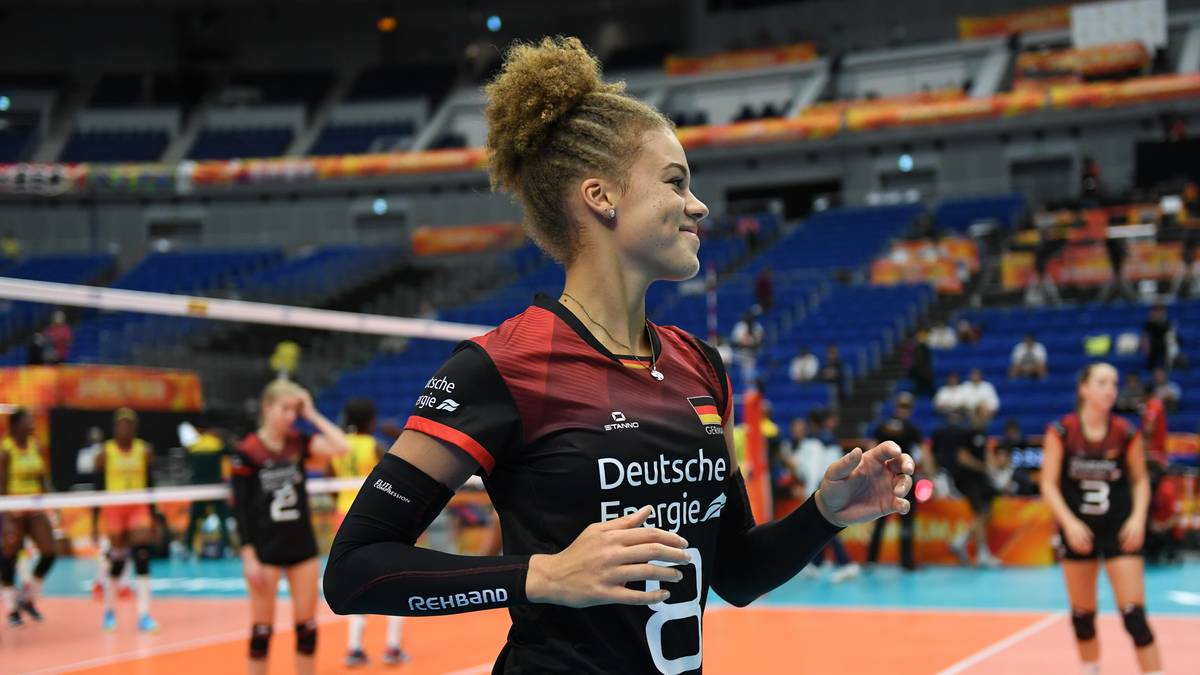 KIMBERLY DREWNIOK (DIAGONALANGRIFF) - Aber auch deutsche Spielerinnen gehören zu den heißen Eisen der Liga. Kimberly Drewniok wechselte zu dieser Saison vom 1. VC Wiesbaden zum Schweriner SC. Mit ihrem neuen Team gewann sie im Oktober den comdirect Supercup. Für Deutschland bestritt die 21-Jährige bereits 24 Länderspiele und gehört zum Kandidatenkreis für die Europameisterschaft 2019