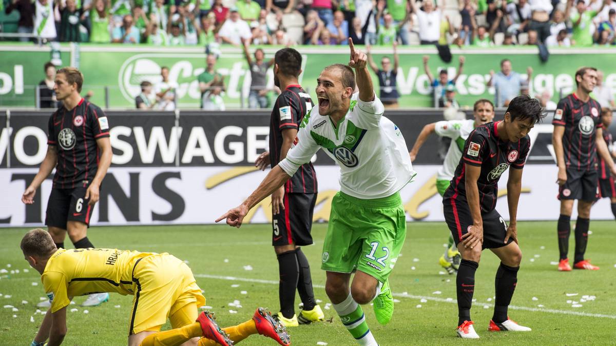 Vier Minuten später sieht Frankfurts Defensive schlecht aus, die Eintracht bekommt den Ball nicht aus dem eigenen Strafraum. Bas Dost steht am linken Pfosten richtig, knallt den Ball gnadenlos unter die Latte und baut die Wolfsburger Führung aus