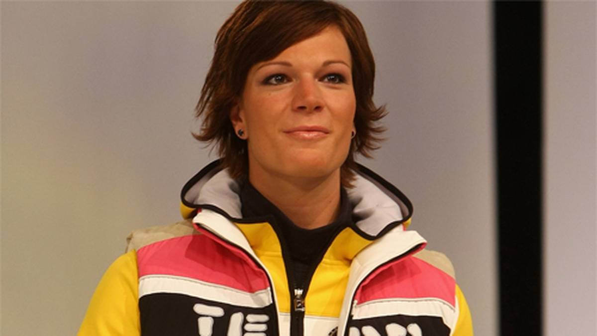 Doch das erfolgreiche Jahr 2009 ist nur der Anfang. 2010 stehen die Olympischen Spiele in Vancouver auf dem Programm. Erneut präsentiert Maria Höfl-Riesch vorab die offizielle Teamkleidung des DSV-Teams