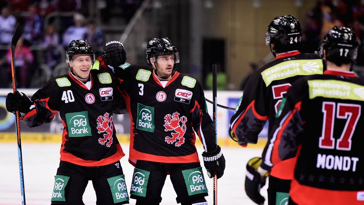 STEPHAN DASCHNER: Auch Kruegers Verteidiger-Kollege (2.v.l.) gibt sich nur mit Eishockey nicht zufrieden. Der Spieler der Düsseldorfer EG nahm 2012 an der Inlinehockey-WM und wurde mit der deutschen Auswahl Vizeweltmeister