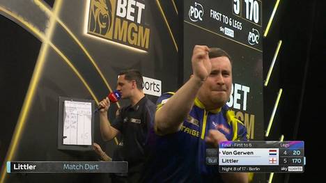 Luke Littler gewinnt den achten Spieltag der Premier League of Darts in Berlin und springt in der Tabelle auf Platz 1.