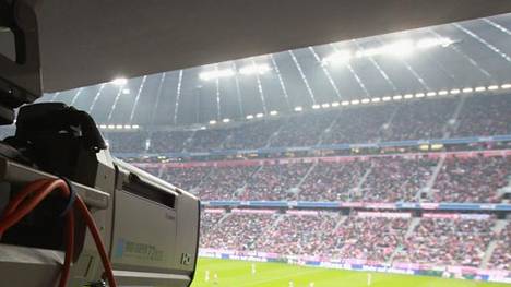 Die Bundesliga erzielt durch die Vergabe der TV-Rechte immer mehr Einnahmen. Insgesamt stehen den Erst- und Zweitligisten in dieser Saison 709,5 Millionen Euro zur Verfügung, allein aus den nationalen Medienerlösen sind es 642 Millionen Euro. Wie die DFL die Gelder unter den einzelnen Vereinen verteilt, geht aus Berechnungen des "kicker" hervor. SPORT1 zeigt die Geldrangliste