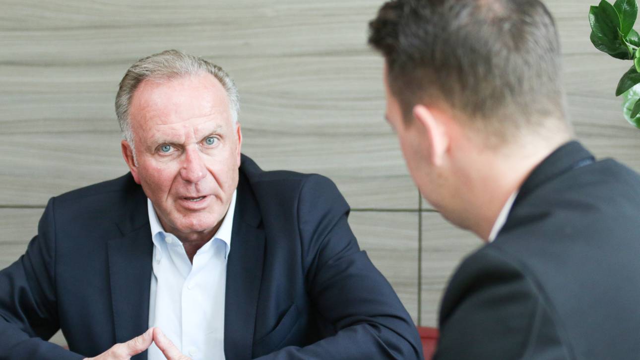 Karl-Heinz Rummenigge (l.) sieht keinen Grund, in diesem Jahr nicht erneut den Angriff auf den Champions-League-Pokal zu wagen