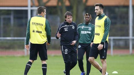Hannover 96 Press Conference & Training