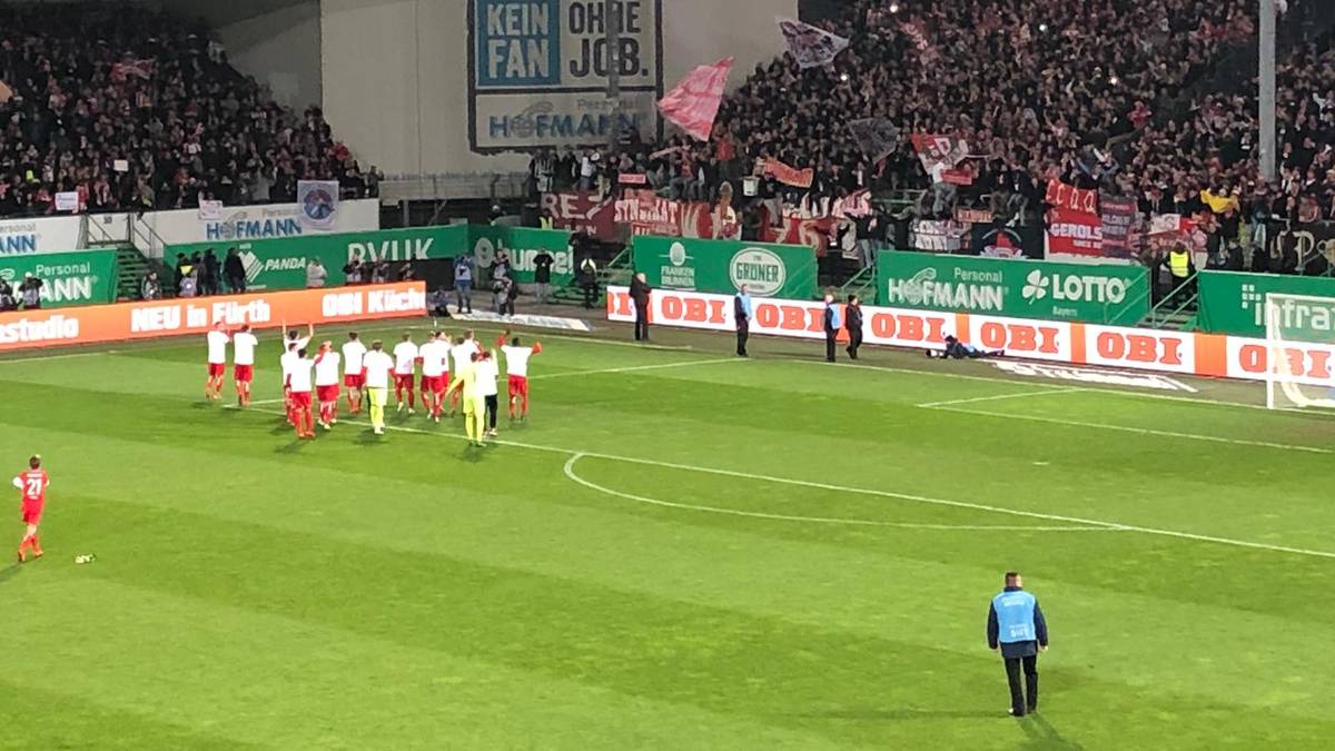 Vor dem Kölner Block bedankt sich das Team für die Unterstützung