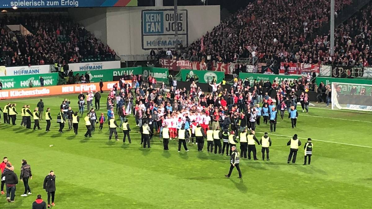 Als es vor dem Block ein bisschen zu eng wird, machen sich die Kölner Helden mehr Platz