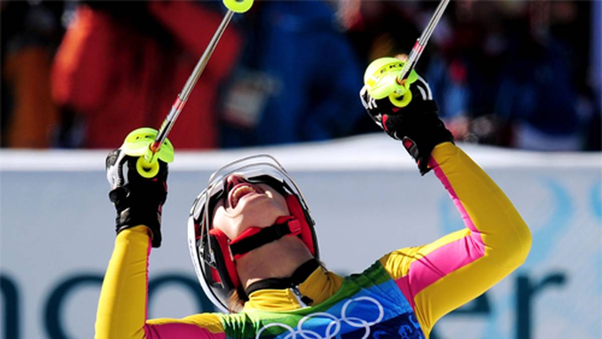 Dieses Mal wird sie allerdings nicht durch eine Verletzung ausgebremst, ganz im Gegenteil. Olympia wird zu den Riesch-Festspielen (damals trug sie noch ihren Mädchennamen allein). Am 18. Februar gewinnt die Deutsche die Super-Kombination und krönt sich zur Olympiasiegerin