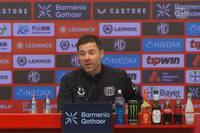 Xabi Alonso ist als Spanier eher wärmeres Wetter gewöhnt. Auf der Pressekonferenz erzählt er, wie er mit dem deutschen Winter zurechtkommt. 