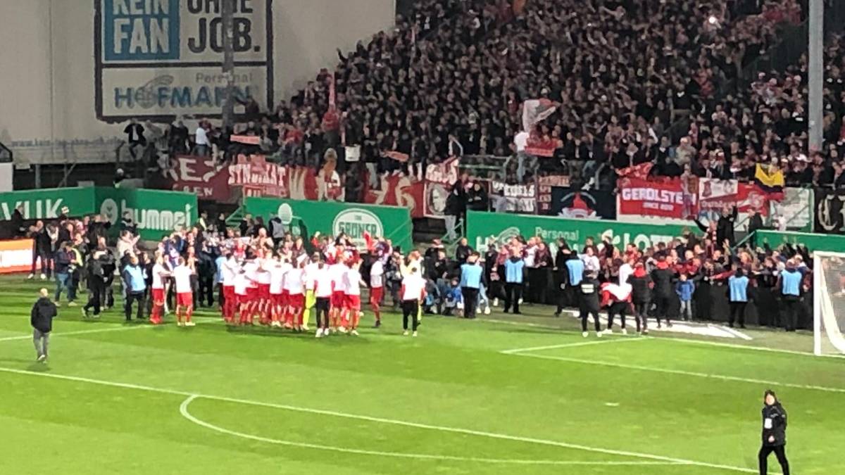 Die treuen Anhänger werden auch auf den Rasen gelassen, um mit ihren Lieblingen zu feiern