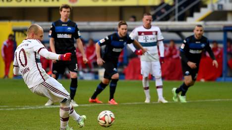 Arjen Robben trifft per Strafstoß gegen den SC Paderborn 07