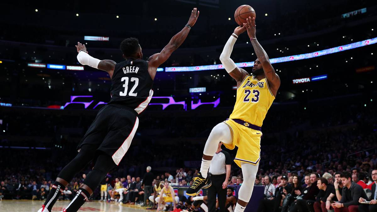 In der ewigen Bestenliste ist James bei den Karrierepunkten bereits an Michael Jordan vorbeigezogen und die Marke vom drittplatzierten Kobe Bryant ist wohl auch nur eine Frage der Zeit. Allerdings hat James nach seinem Wechsel zu den Los Angeles Lakers eine enttäuschende Saison hinter sich und erstmals seit langer Zeit die Playoffs verpasst