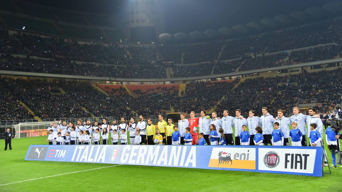 Während der deutschen Nationalhymne ertönt ein gellendes Pfeifkonzert, die italienischen Spieler klatschen