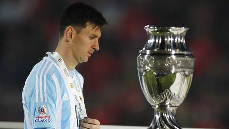 Lionel Messi schleicht am Pokal der Copa America vorbei
