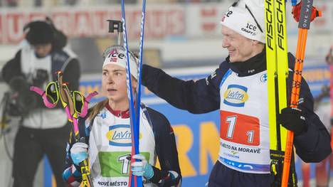 Ingrid Landmark Tandrevold (l.) wird von Johannes Thingnes Bö getröstet