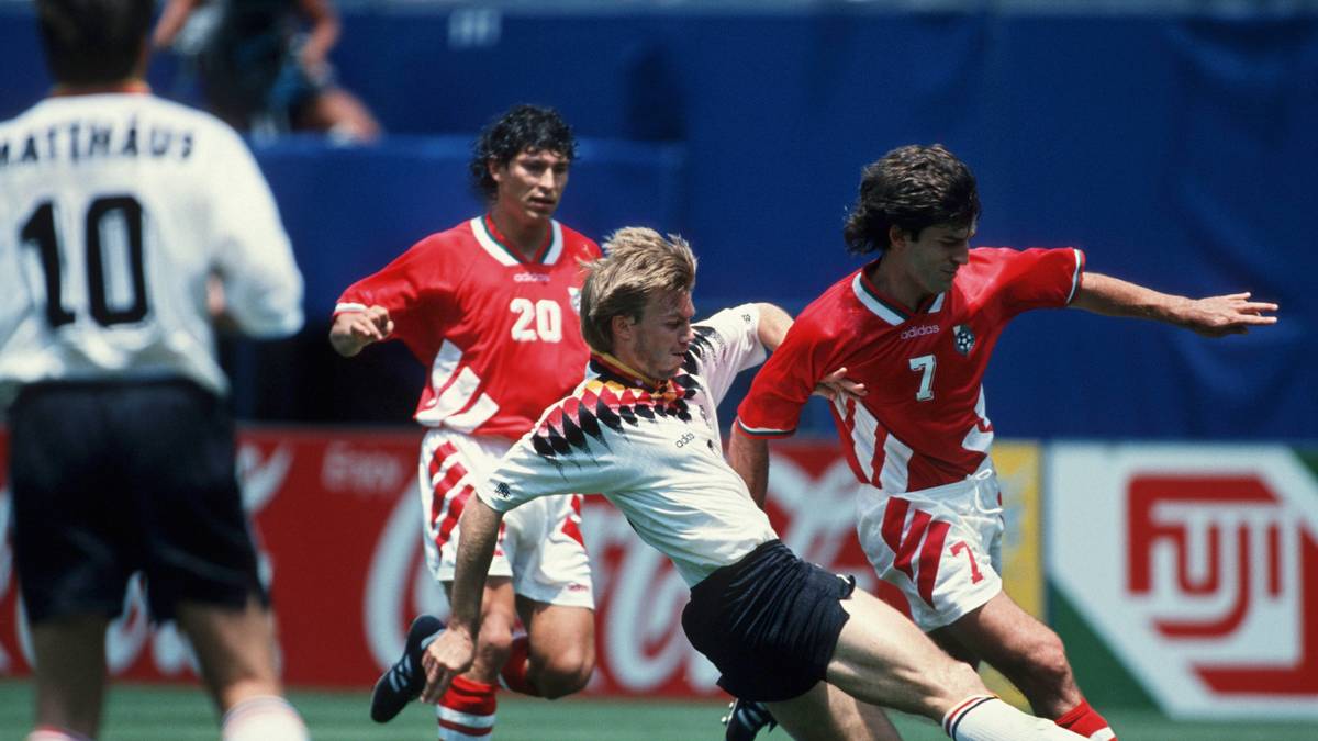 EMIL KOSTADINOV: Fast zehn Jahre nach Hughes machten die Bayern wieder von einer Leihe Gebrauch. Zum 1. Januar 1995 wechselte wieder ein Mittelstürmer aus Spanien nach München. Kostadinov (r.) kam von Deportivo La Coruna an die Säbener Straße, an der er nur eine halbe Saison verbrachte