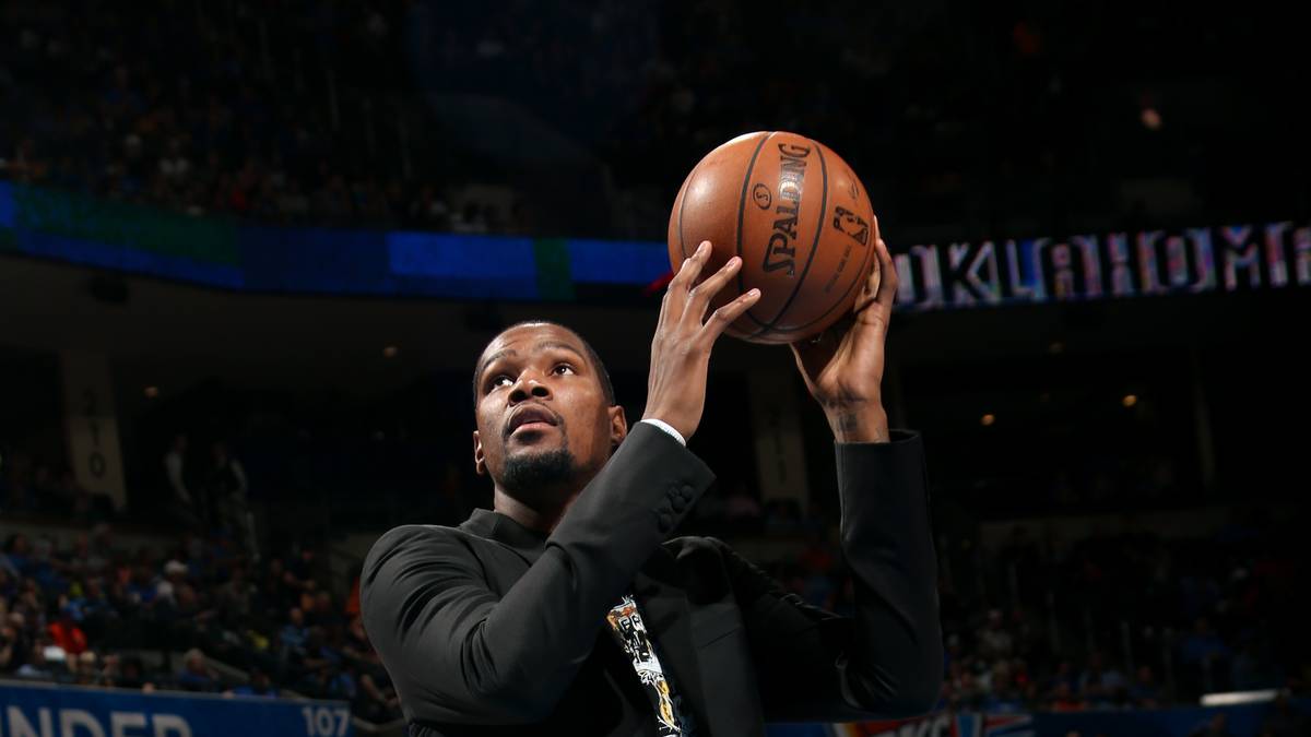 Kevin Durant leidet. Derzeit kann der MVP wegen seiner hartnäckigen Fußverletzung nur im Anzug mit einem Basketball rumspielen. Gegen die Los Angeles Lakers müssen seine Oklahoma City Thunder die Playoff-Jagd ohne ihn fortsetzen