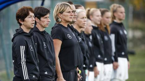 Trainerin Maren Meinert (links) führt die deutsche Mannschaft zur WM