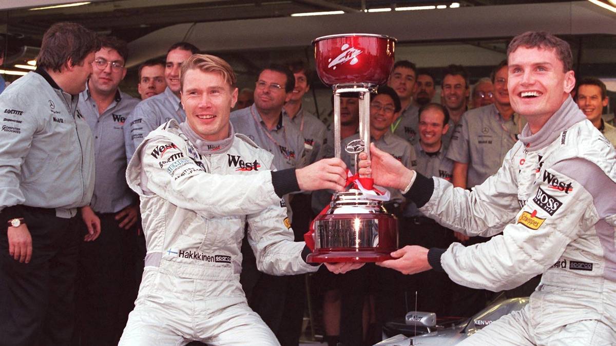 Formel 1: Mika Häkkinen (l.) feiert mit Teamkollege David Coulthard in Suzuka neben seinem WM-Titel auch den Konstrukteurstitel