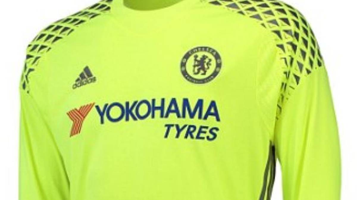 Das Torwarttrikot darf natürlich nicht fehlen. Neongelb sticht es uns entgegen