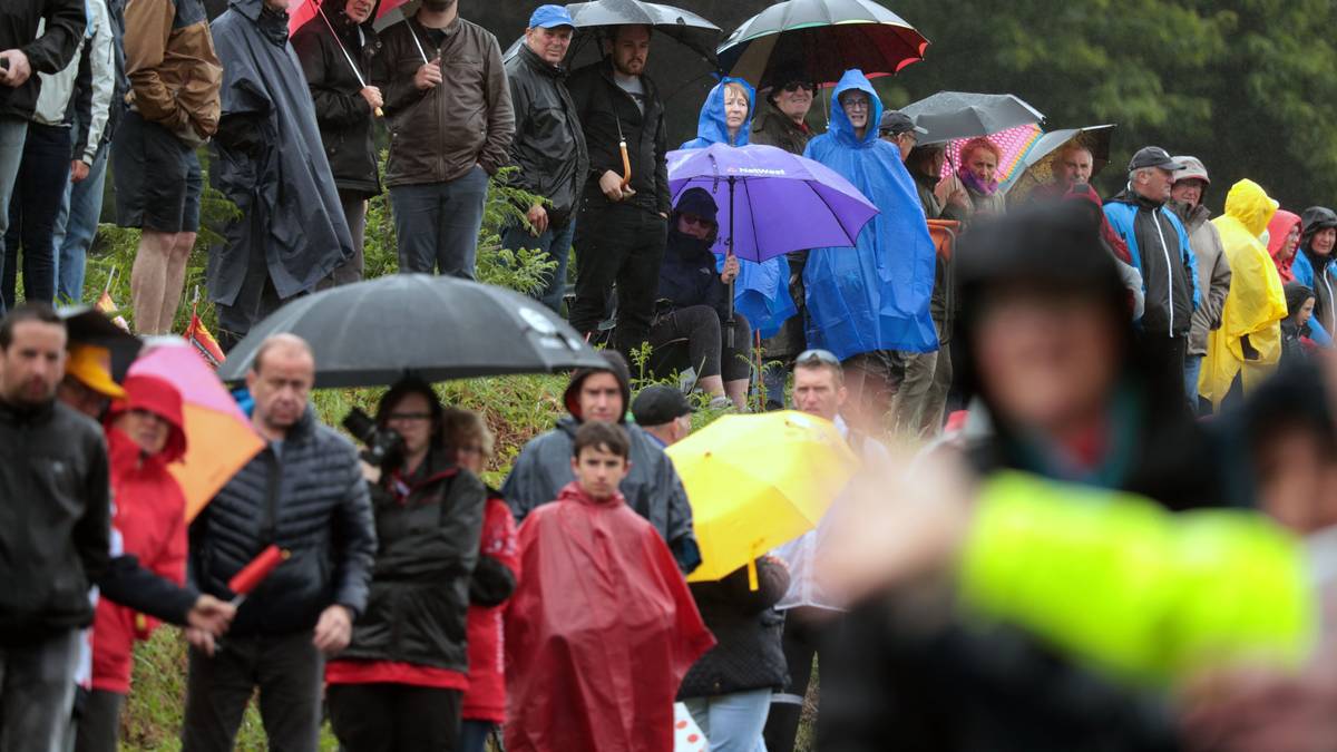 Die Fans hält der Regen allerdings nicht davon ab, auch an Tag zwei die Fahrer kräftig zu unterstützen