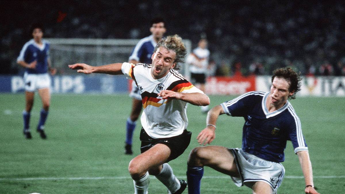 RUDI VÖLLER (1990): Keine Schwalbe, aber eine umstrittene und zugleich historische Szene: Im WM-Finale 1990 holt Rudi Völler gegen Argentinien den Strafstoß zum entscheidenden 1:0 durch Andreas Brehme heraus