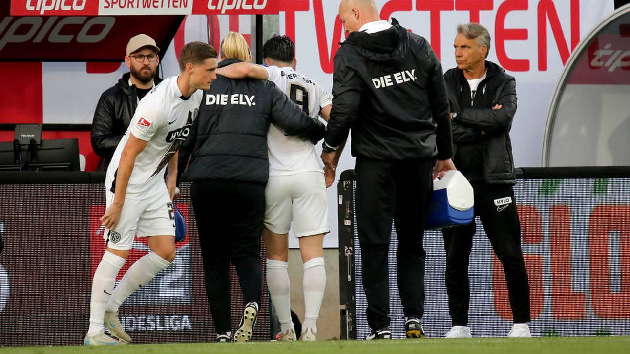 Elversbergs Semih Sahin (M.) muss verletzt ausgewechselt werden