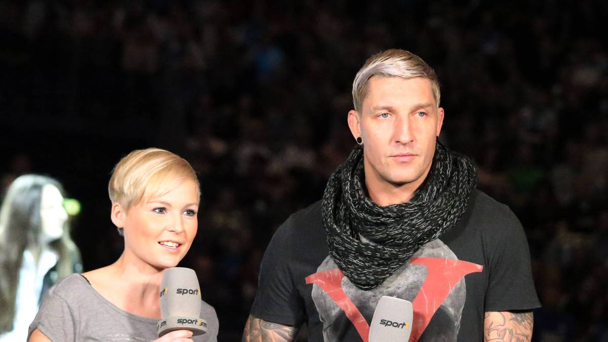 Anett Sattler (hier mit Handball-Experte Stefan Kretzschmar) ist für SPORT1 unter anderem bei den Übertragungen der DKB HBL im Einsatz