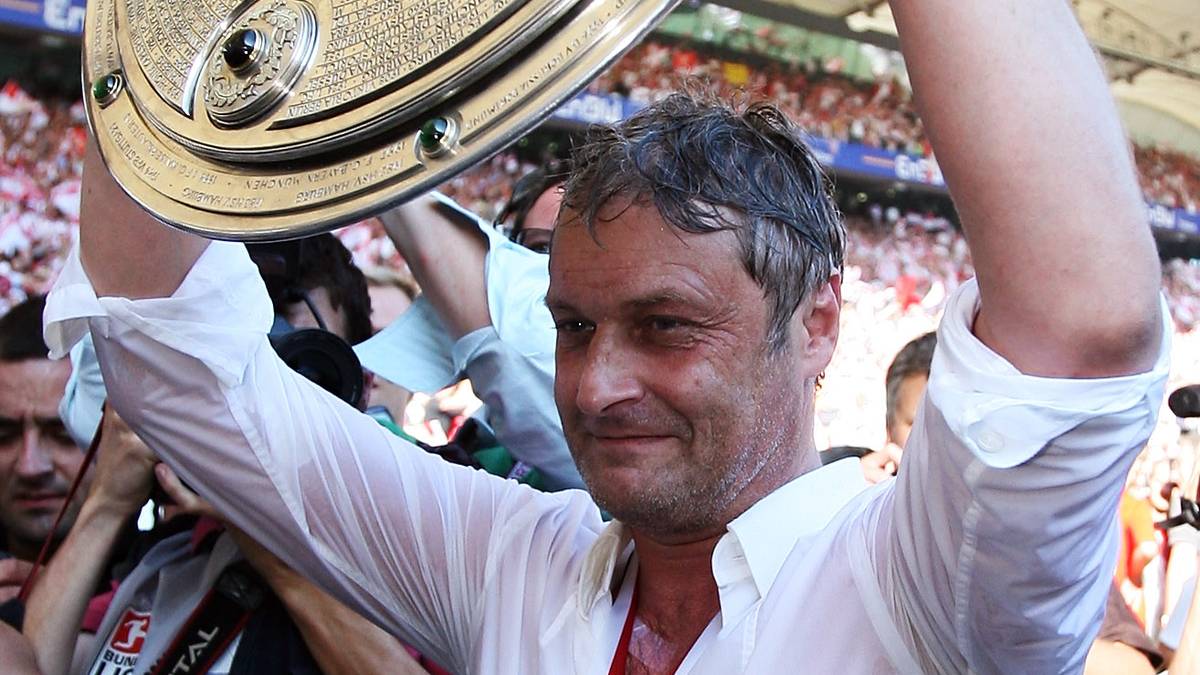 ARMIN VEH (10.02.2006 - 22.11.2008 ): Stuttgarts letzter Titel! Im Mai 2007 macht der VfB unter Armin Veh am letzten Spieltag gegen Cottbus die Meisterschaft perfekt. Es ist der größte Erfolg in der Karriere von Armin Veh - und der Beginn immer unruhigerer Zeiten auf der Trainerbank