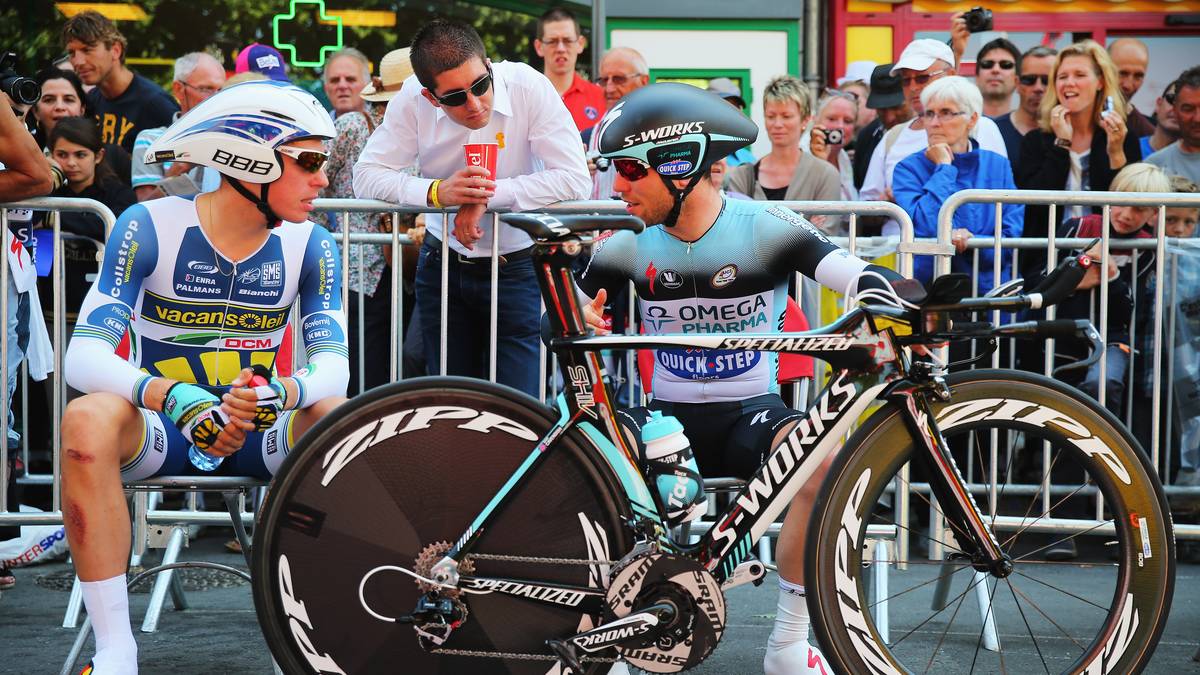 Ekel-Attacke, Teil 1: Mark Cavendish erwischt es vor dem Einzelzeitfahren bei der Tour de France 2013. Ein Zuschauer wirft einen Becher mit Urin auf den Briten. Der Sprintstar lässt hinterher nur verlauten: "So was habe ich nicht verdient"