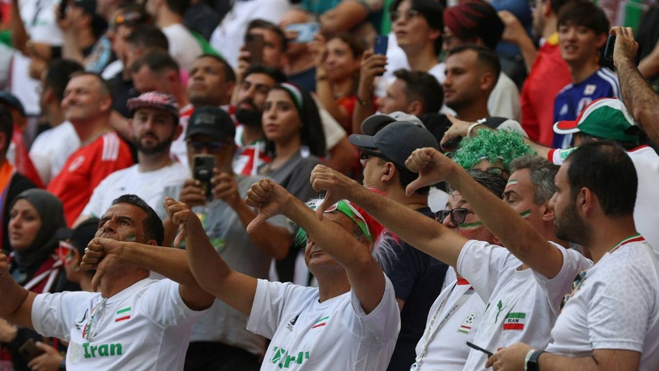 Iranische Spieler singen Nationalhymne mit