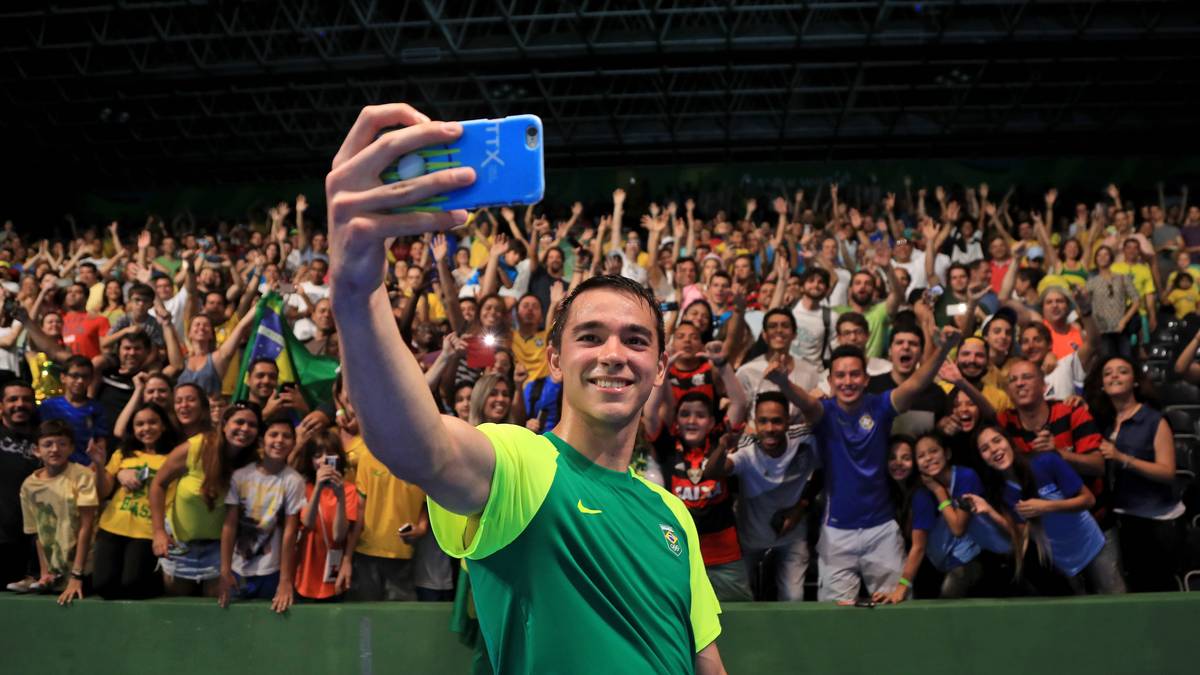 Der brasilianische Tischtennis-Spieler Hugo Calderano feiert seinen Erfolg mit einem Selfie