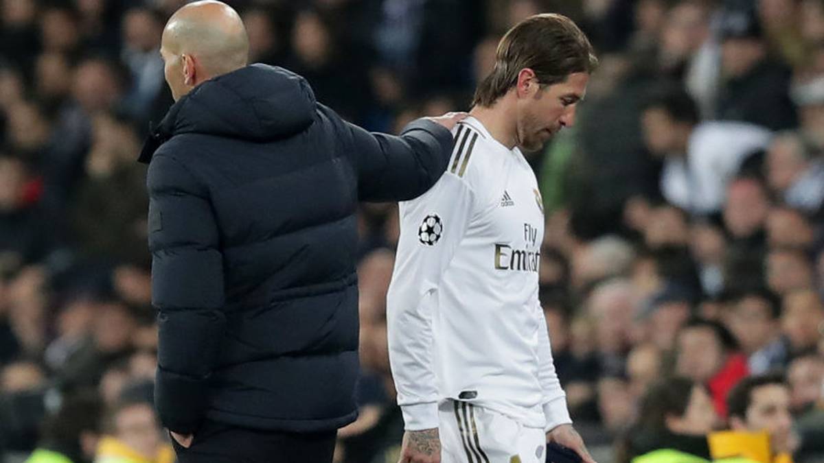 MADRID, SPAIN - FEBRUARY 26: Zinedine Zidane, Manager of Real Madrid acknowledges Sergio Ramos of Real Madrid as Sergio Ramos of Real Madrid leaves the pitch after receiving a red card during the UEFA Champions League round of 16 first leg match between Real Madrid and Manchester City at Bernabeu on February 26, 2020 in Madrid, Spain. (Photo by Gonzalo Arroyo Moreno/Getty Images)