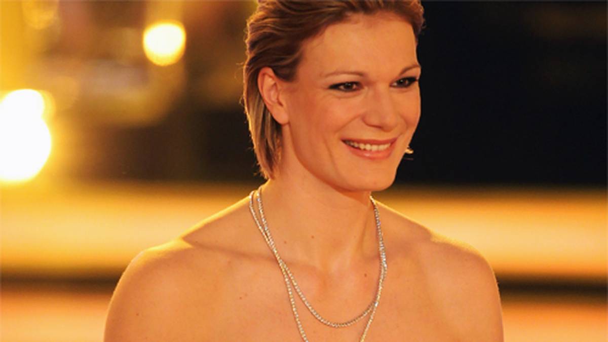 Aufgrund ihres herausragenden Erfolgs bei Olympia wird Höfl-Riesch im Dezember 2010 zu Deutschlands Sportlerin des Jahres gewählt