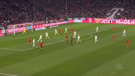 Kingsley Coman setzt gegen Werder Bremen zum Kunstschuss an, verzieht den Versuch aber deutlich. Im Netz reagieren einige Fans auf die Aktion. 
