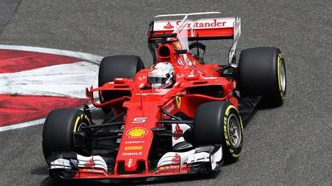 Sebastian Vettel feiert in Melbourne den Sieg mit seinem Ferrari