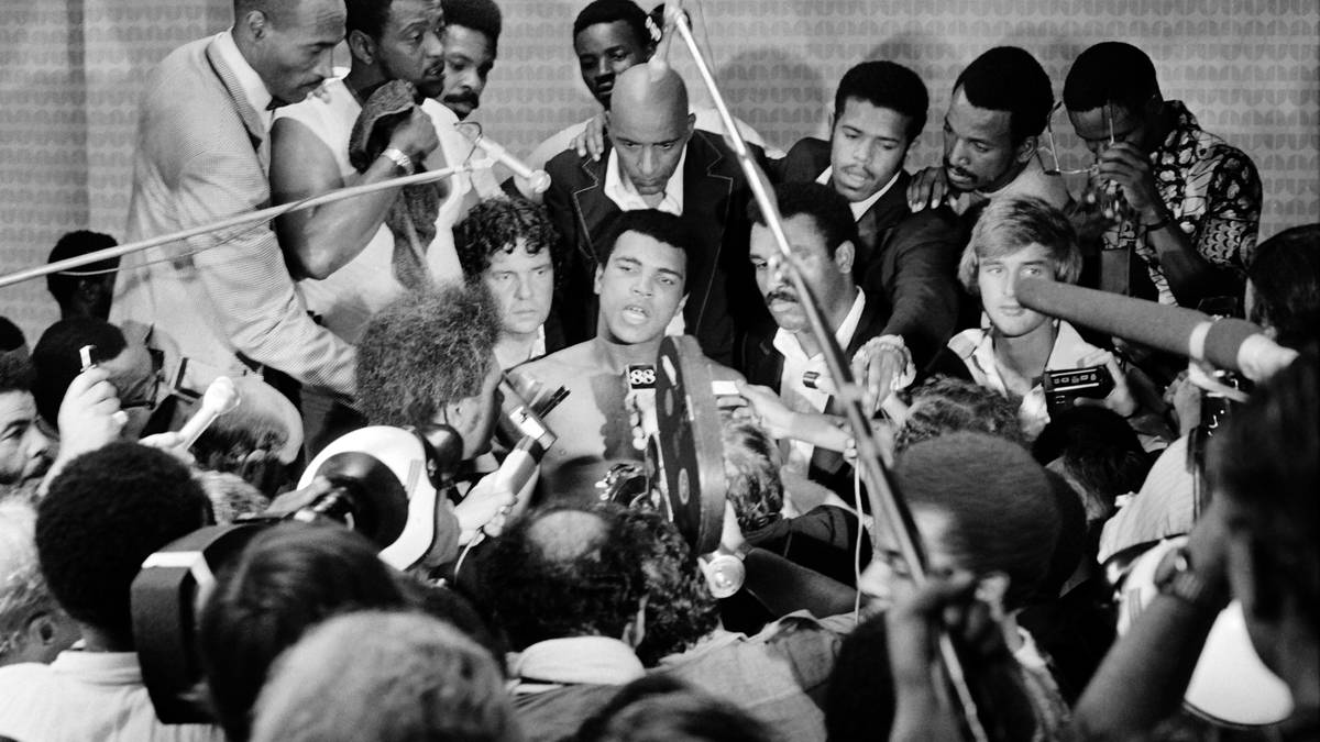 Seine nächste Titelchance erhält Ali erst drei Jahre später. Gegen George Foreman, der inzwischen Joe Frazier als Weltmeister entthront hat, kommt es im Oktober 1974 in Kinshasa/Zaire zum "Rumble in the Jungle". Ali ist der klare Außenseiter. Der sieben Jahre jüngere "Big George" Foreman gilt als unschlagbare Kampfmaschine