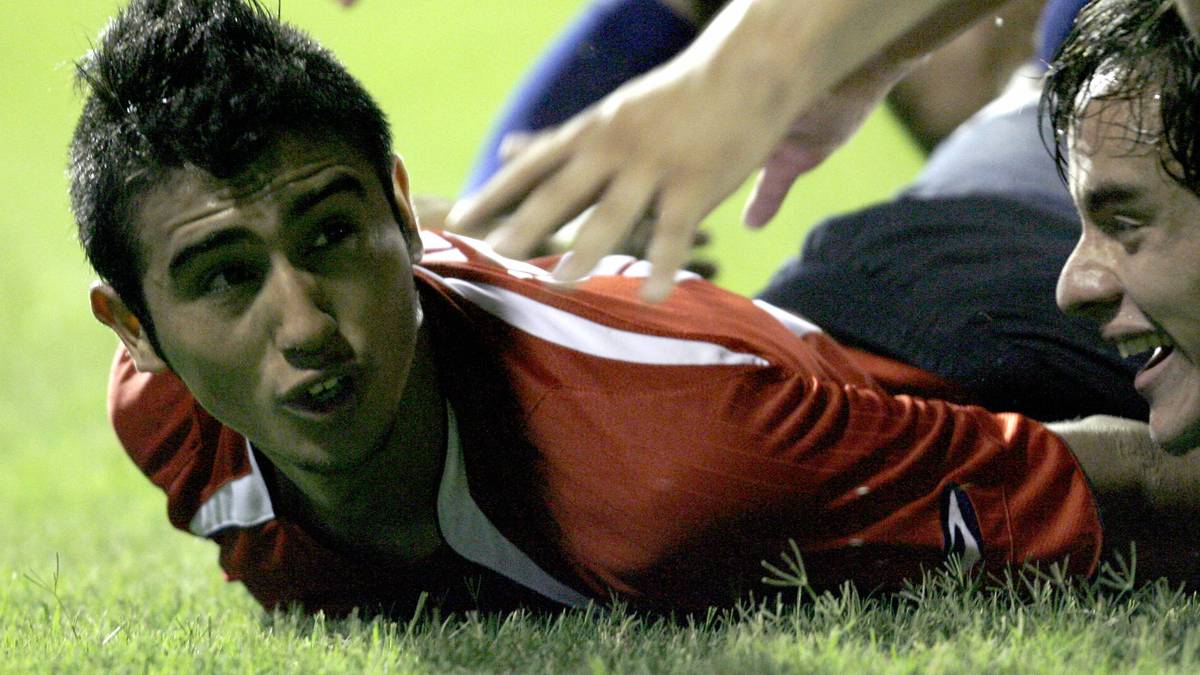 Im Gegenteil: Der Youngster macht mit Toren auf sich aufmerksam, zum Beispiel bei der U20-Südamerikameisterschaft. Ein angedeuteter Irokesenschnitt ist aber schon 2006 zu erkennen. Alles in allem wirkt er jedoch noch wie ein Unschuldslamm