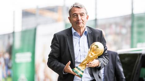 Wolfgang Niersbach mit dem WM-Pokal