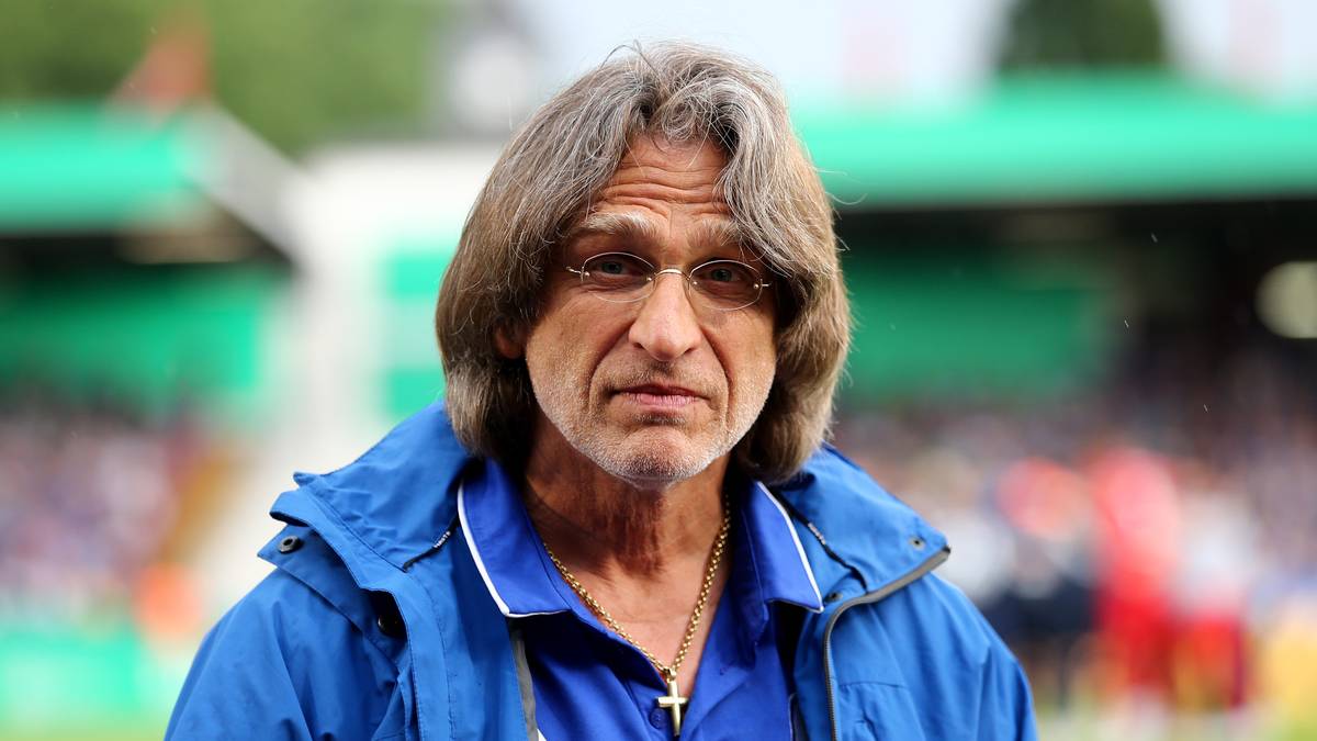 Dafür verdiente er sich nach seiner aktiven Laufbahn den Titel als "erfolgreichster Nachwuchstrainer Deutschlands". Drei deutsche A-Junioren-Meisterschaften verantwortete er mit dem FC Schalke 04, unter anderem gilt er als großer Förderer von Leroy Sané