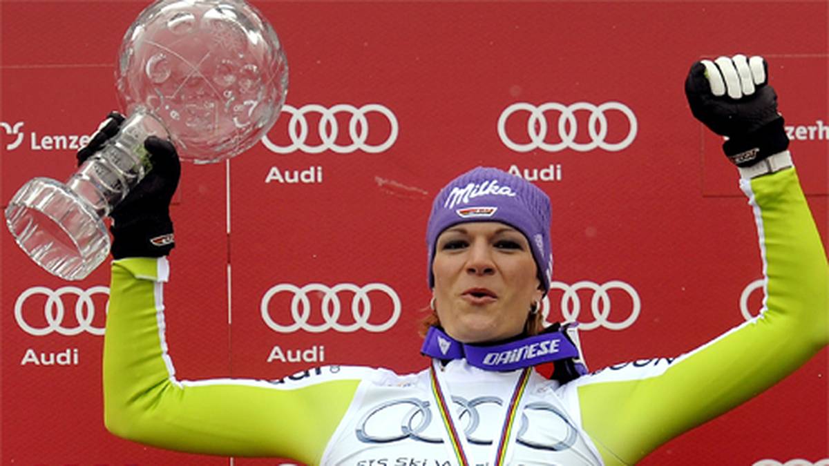 Auch in der darauffolgenden Saison ist Höfl-Riesch nicht zu bremsen. In einem Herzschlagfinale sichert sie sich mit drei Punkten Vorsprung den Sieg im Gesamtweltcup