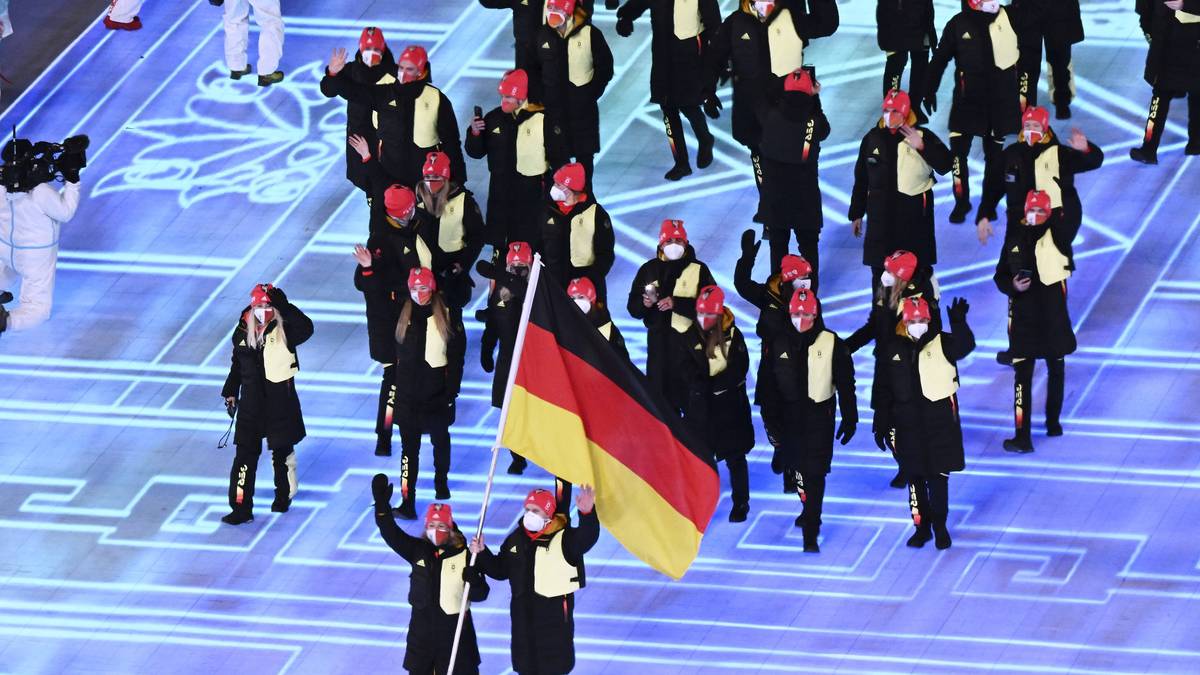 Als eine der letzten Nationen marschiert die deutsche Mannschaft ins Nationalstadion ein - in etwas gewöhnungsbedürftiger Kleidung