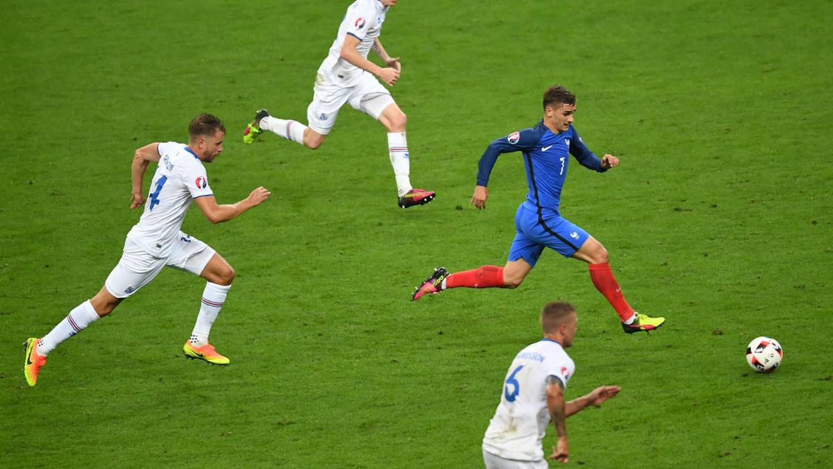 Seine Schwester überlebte den Terrornachlag im Pariser Bataclan-Theater, bei dem im November 2015 89 Menschen getötet wurden. Nach dem Achtelfinale sorgte Griezmann für eine herzerwärmende Geste: Den Ball der Partie schenkte er dem Sohn des Polizisten, der nur zwei Wochen zuvor von einem islamistischen Teroristen brutal ermordet wurde